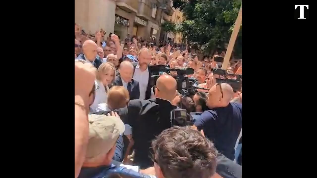 今朝、ジョセフ・マスカットが汚職事件で出廷し、愚かな党派心が露呈した。