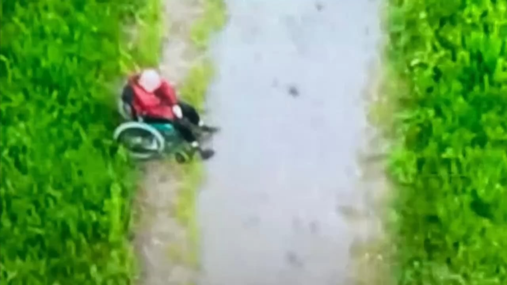 病院を占拠したロシア人らは、ハリコフ地方の都市ヴォブチャンシクの屋外で車椅子に乗った老人を射殺した。