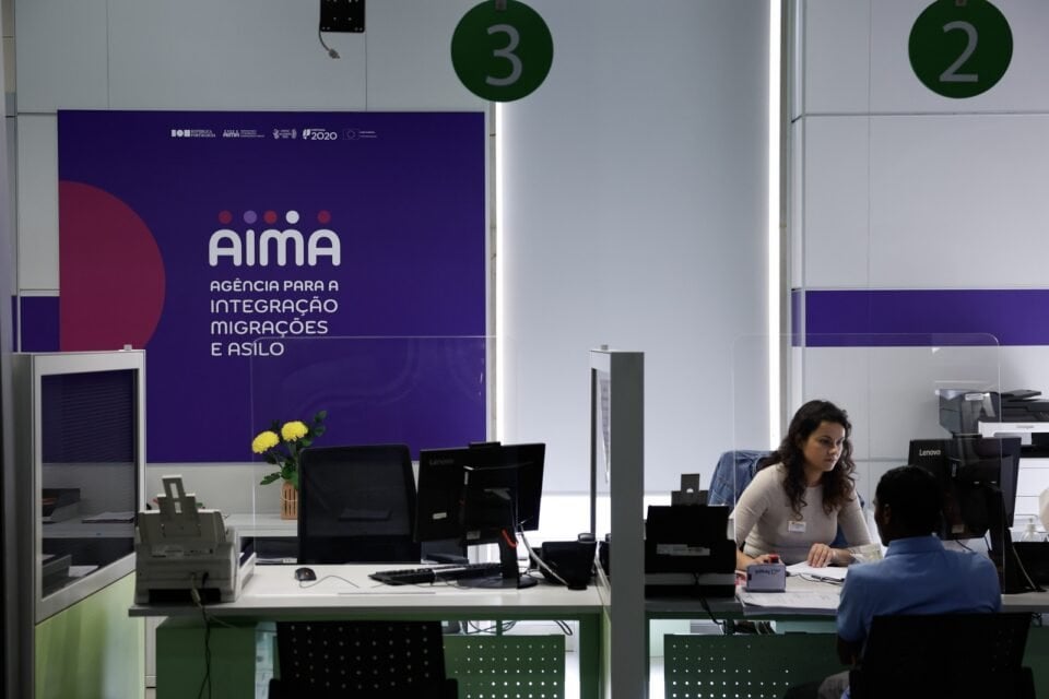 AIMAは政府の知らないうちに移民に対する規則を変更する。  90 ユーロが 400 ユーロになり、期限も厳しくなります。