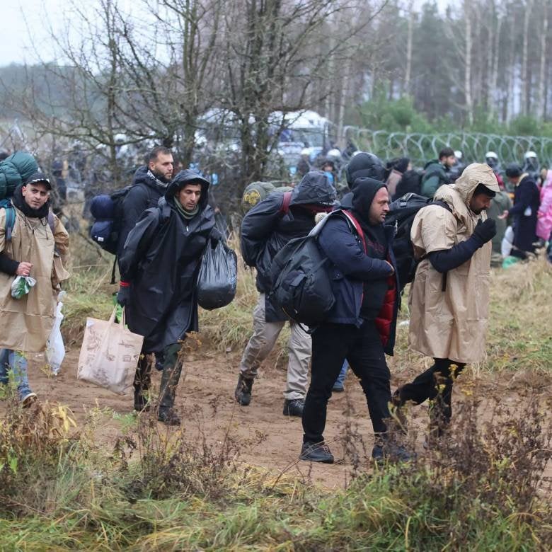 140人の移民グループがベラルーシからポーランドへ川を渡ろうとし、両国の国境で困難な状況が発生した。