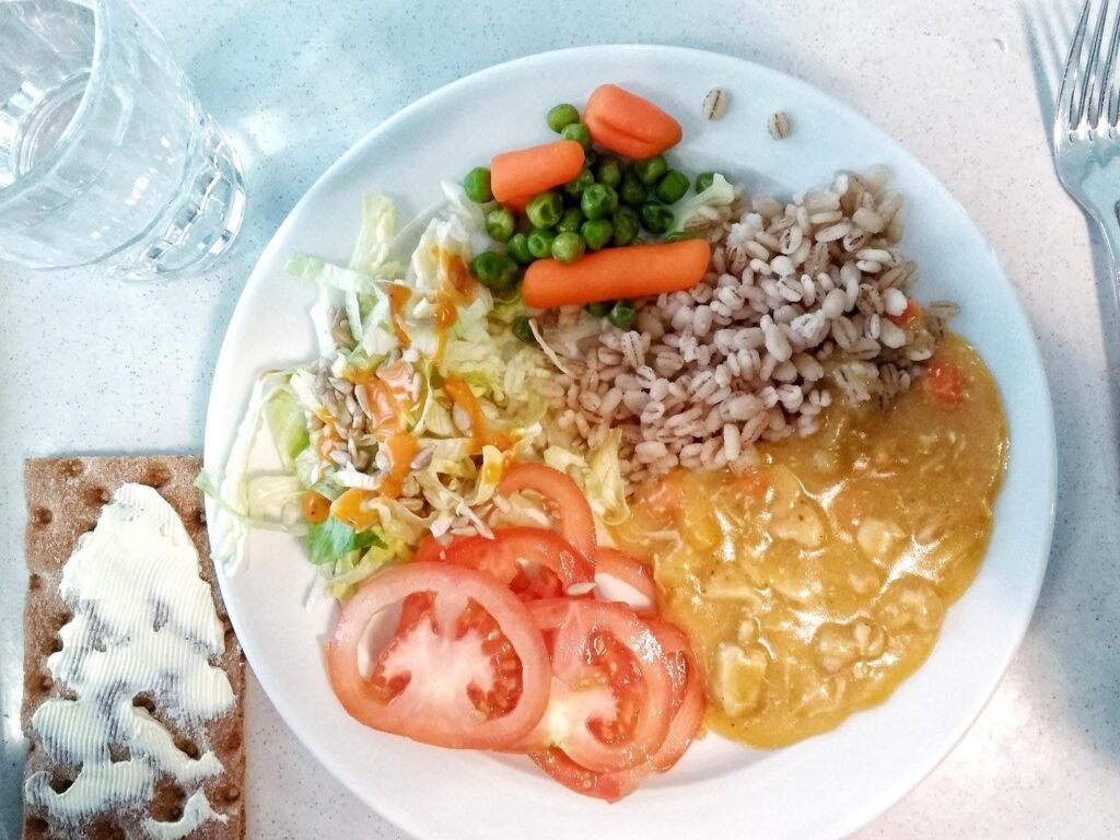 学校給食で出されるこの鶏肉とご飯の料理は何と呼ばれますか?