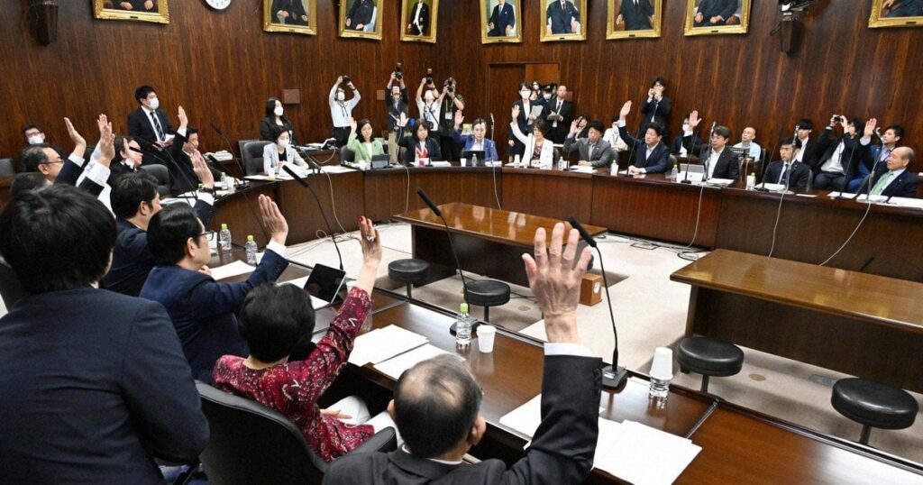 離婚後の共同親権導入、参院法務委で可決 民法改正案成立へ - 毎日新聞