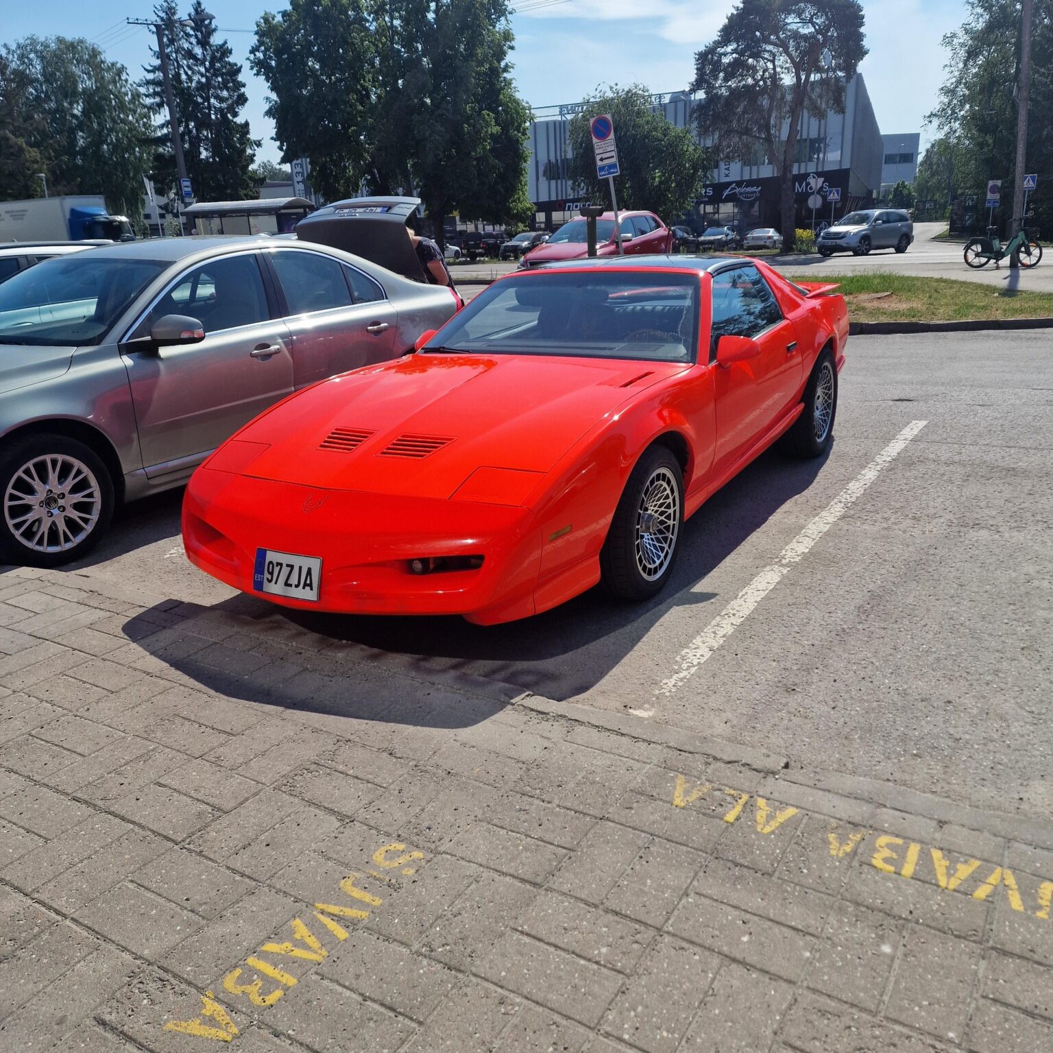 タリンでゴージャスな車に気づきました。その名前は何ですか?