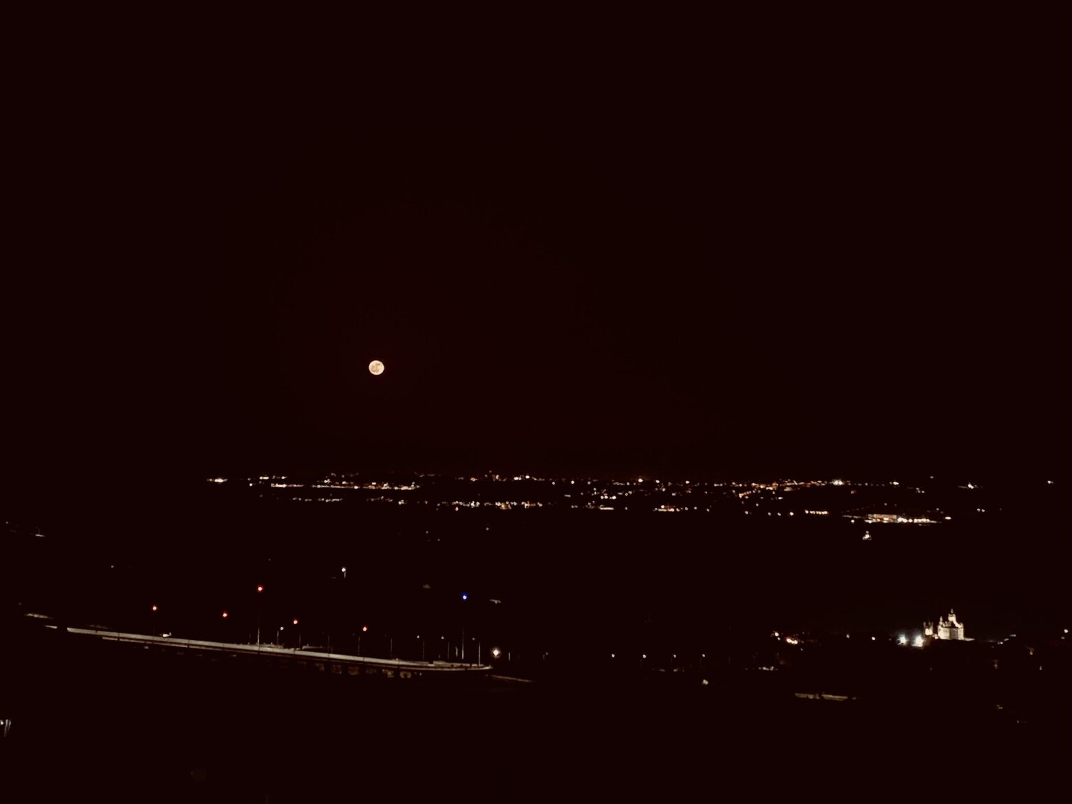 今夜ゴゾ島から見たマルタ