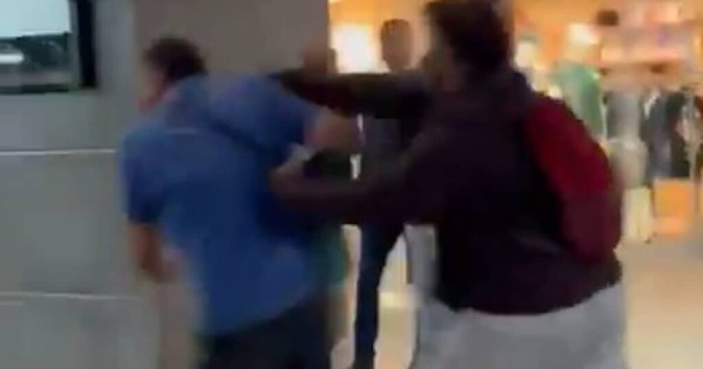 「ここに来るのは危険だ」：ブルージュ駅で反イスラエルのステッカーを剥がしたユダヤ人に対する激しい暴力