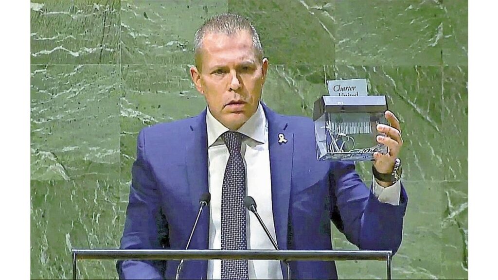 「国連憲章」と書かれた紙を総会で細断…イスラエル大使、パレスチナ加盟支持の決議案に反発
