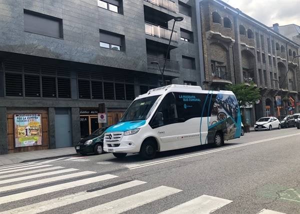 バスの中で激怒し、交通を停止するために道路の真ん中に立って警察を侮辱した