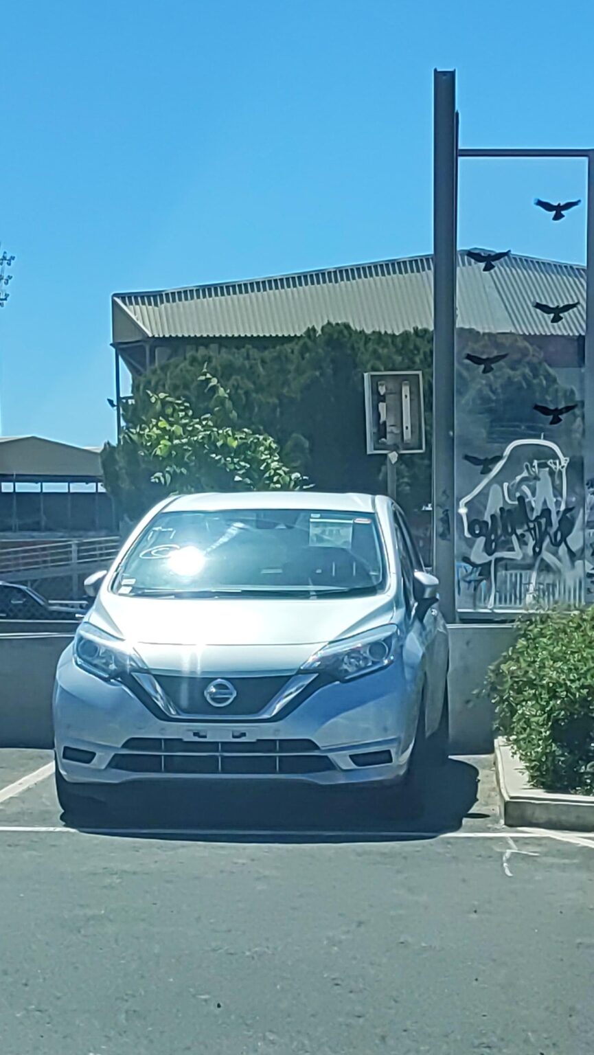 最近、フロントにナンバーのない車を見かけるのはなぜですか?