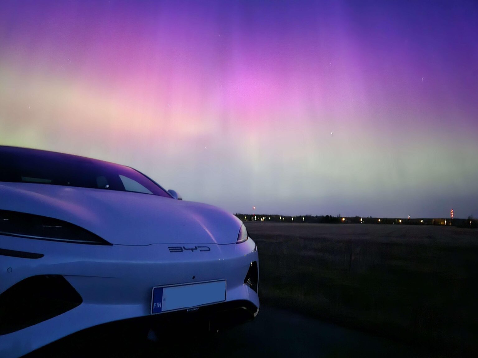 オーロラを楽しみながら、私の車の素敵な写真を撮りました