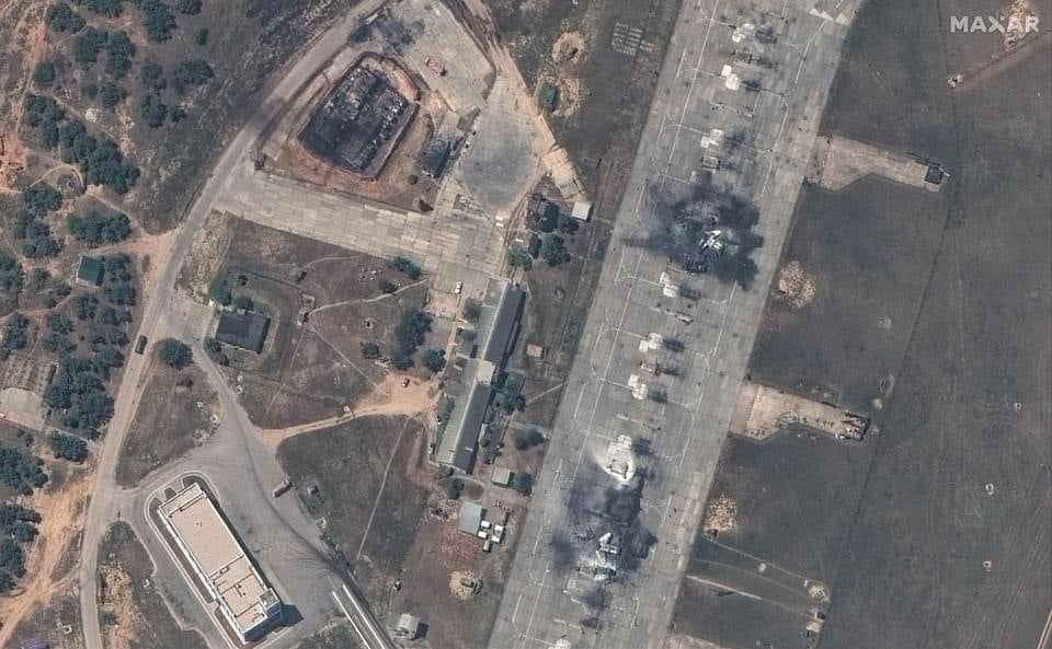 マクサー衛星画像はクリミアのロシアのベルベク飛行場の破壊の範囲を示す