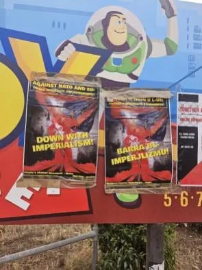 これらのポスターに気づいた人はいますか?