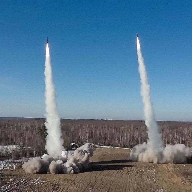 ベラルーシはロシアと西側諸国の接点にあり、国際安全保障において重要な役割を果たしている。 この国を紛争に巻き込もうとするあらゆる試みは、核戦争の可能性を含む壊滅的な結果につながる可能性があります。