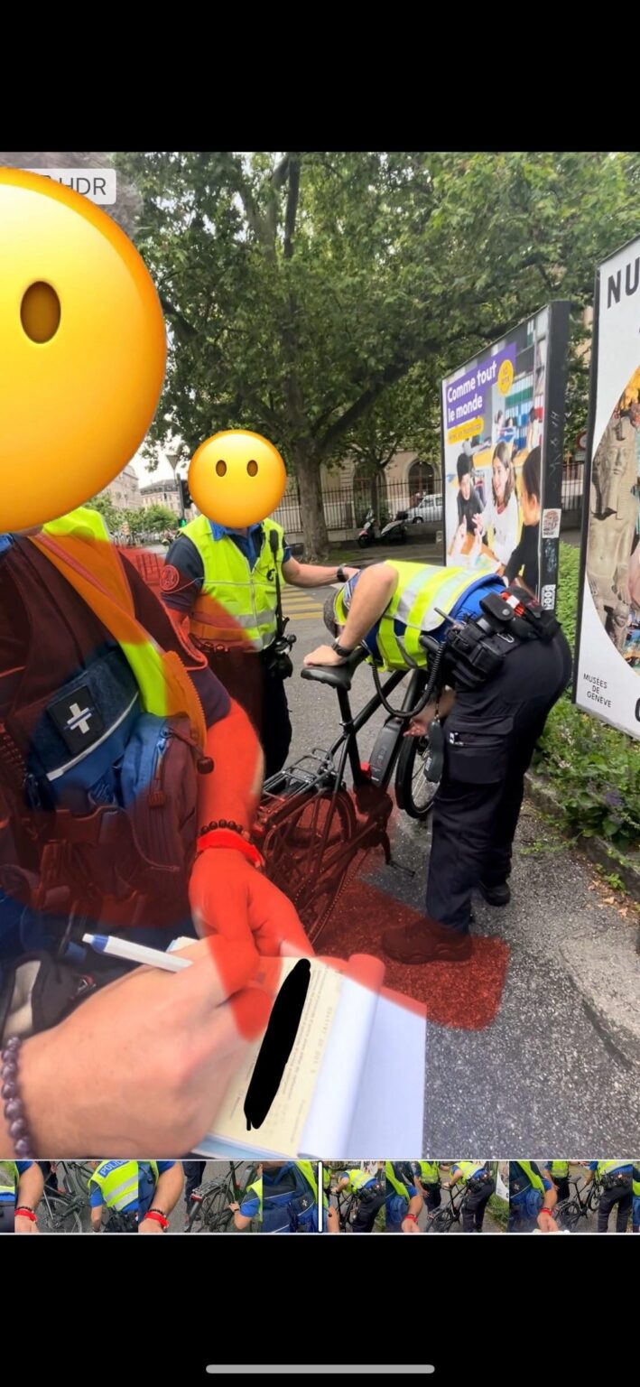 細い青い線の警察バッジ