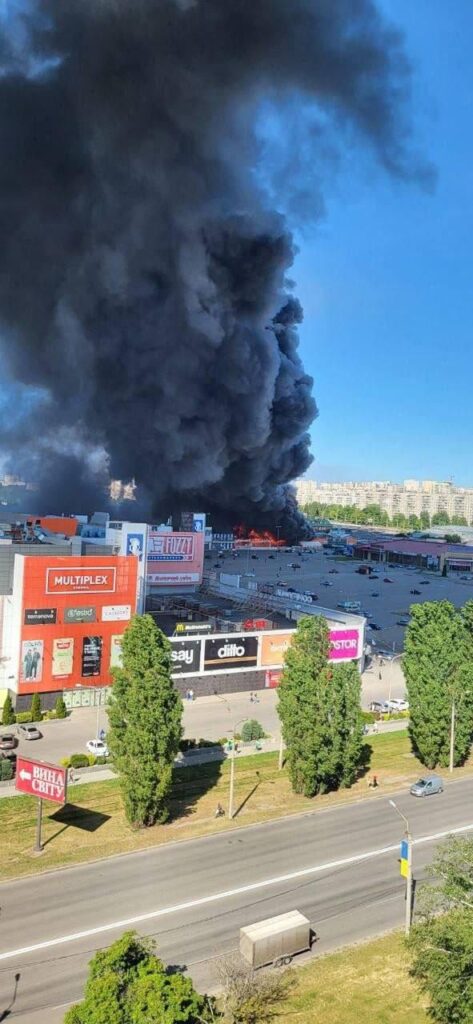 現時点で少なくとも2人が死亡、24人が負傷。15人の店員と連絡が取れていない。近くに軍事目標はない。大量虐殺だ。