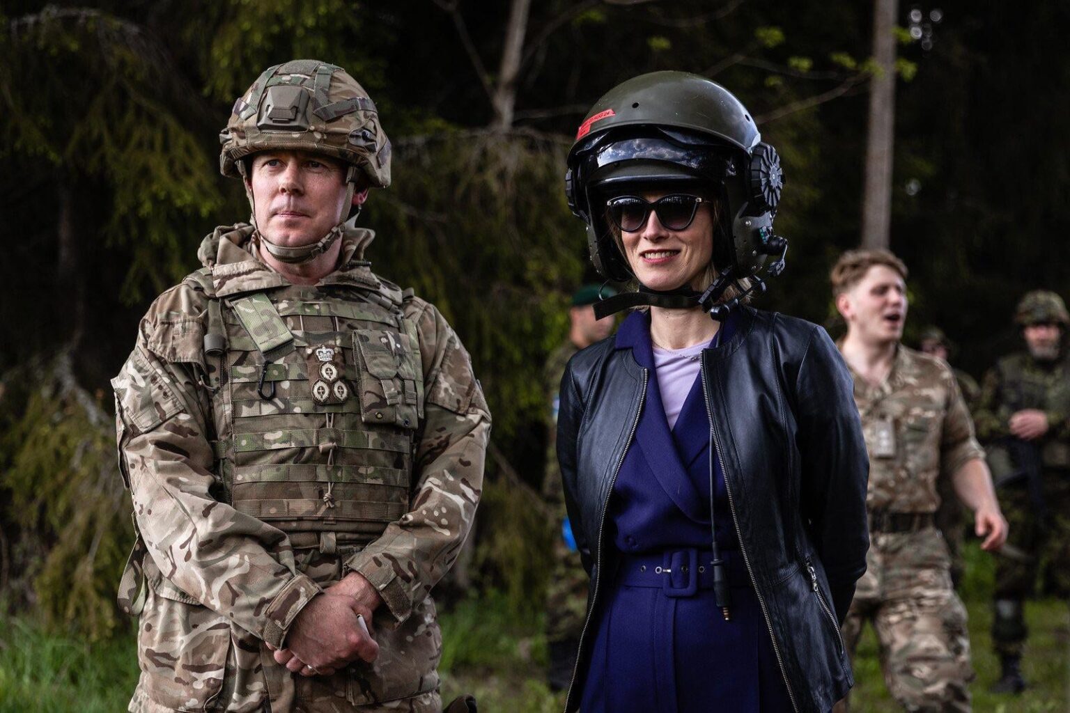 ヘルメットをかぶって軍隊と会談するエストニアのカジャ・カラス首相 - NATO演習「春の嵐」中、エストニアで - 2024年5月。 [1600 x 1067]