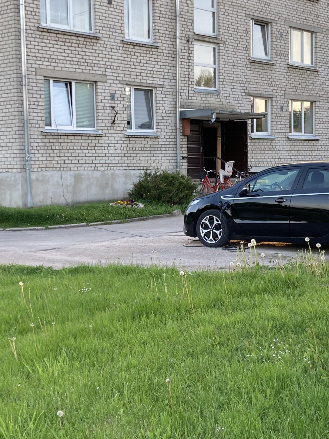 あなたは電気自動車を持っていますが、ラトビアに住んでいます。