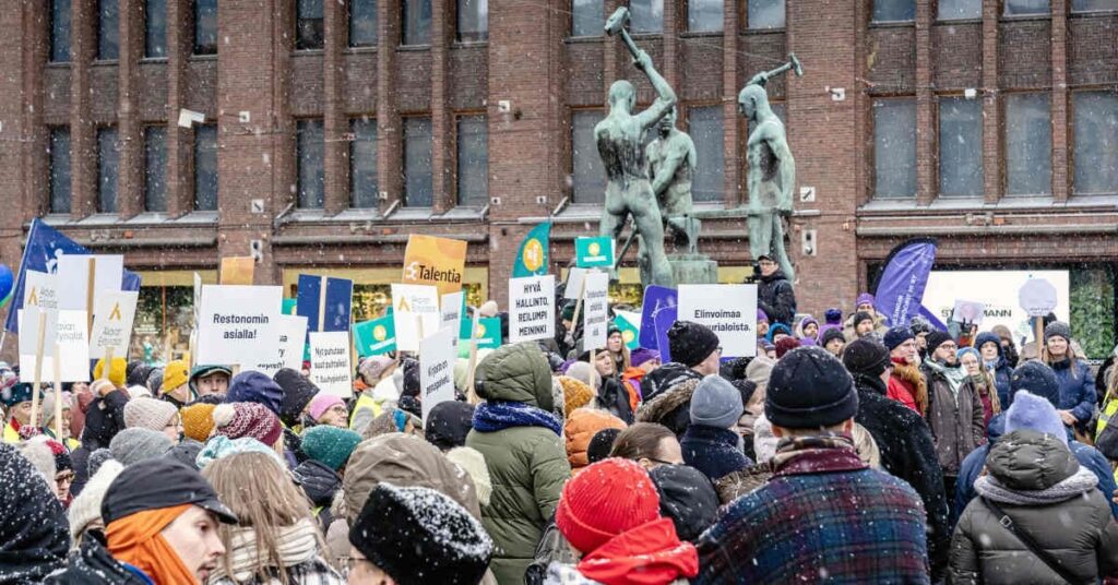 議会、産業・政治ストライキの期間を制限する法案を可決