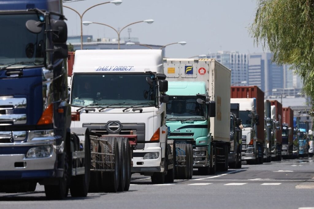 【物流2024年問題】残業規制が中小零細のトラックドライバーを直撃している 「給与5万円ダウン」で生活を維持するための副業が長時間労働を加速させる皮肉