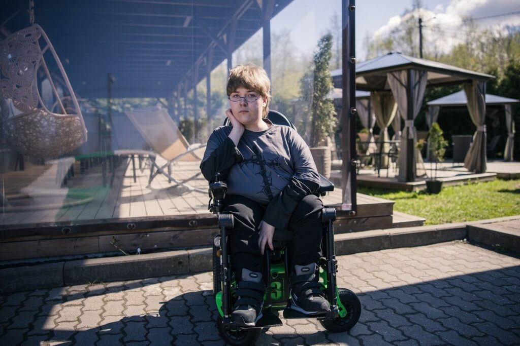 障害のあるロシア人の少年は家から遠く離れた学校に通い、エストニア語を学んだ。 おかげで彼は仕事に行けるようになりました