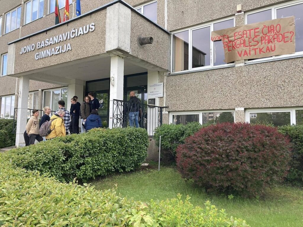 カウナス体育館でのヴァイトカウスの集会は児童らの抗議を引き起こした