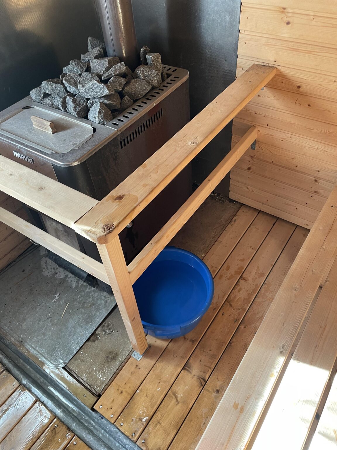 これが本当のフィンランド体験でしょうか？ 湯沸かし器付きの木製サウナなので、サウナ内で体を清潔にすることができます。