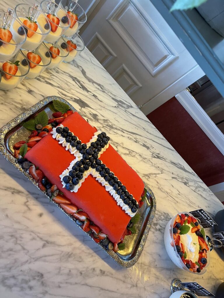 クヴィクネス ホテル バレストランドから愛を送ります 🇳🇴🏔️❤️☀️