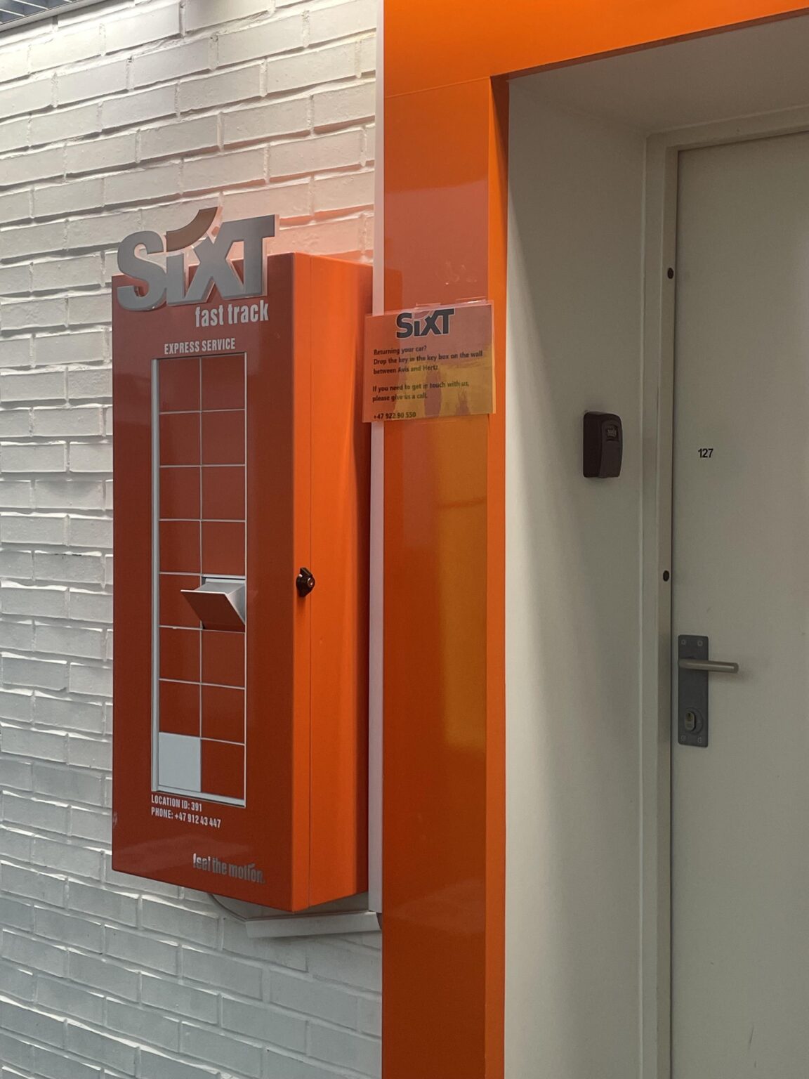 助けてください！  Sixt を通じて車を受け取る場合のプロセスはわかりますか? 私は現在モルデにいますが、メールには鍵の入手方法が記載されておらず、ここに表示されている両方の番号が通話中です。