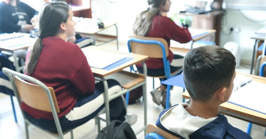 教師に対する軽蔑と教育への関心の低さの裏付け