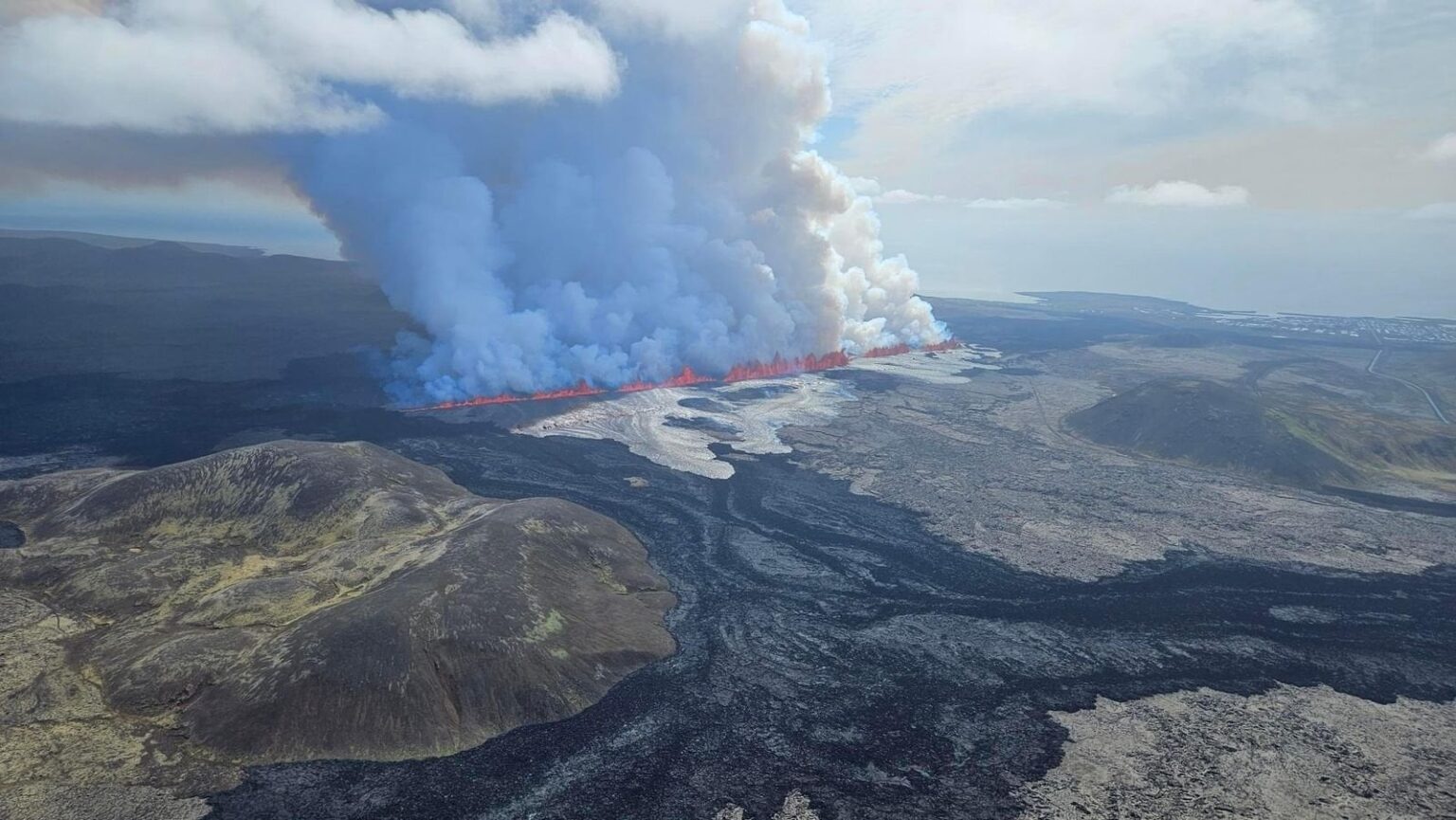 アイスランドで新たな火山噴火が発生、溶岩が高さ 160 フィート以上まで噴出 (スミソニアン マガジン - 2024 年 5 月 30 日)