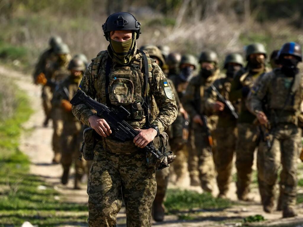 「ロシアでは平和的な抗議活動は機能しない。何かを変えたいなら、武器をとって戦わなければならない。弾圧に耐えてプーチンの非合法な政府の人質になるのはやめよう」 - シベリア大隊のコールサイン「ホロド」、元ITロシア出身の専門家