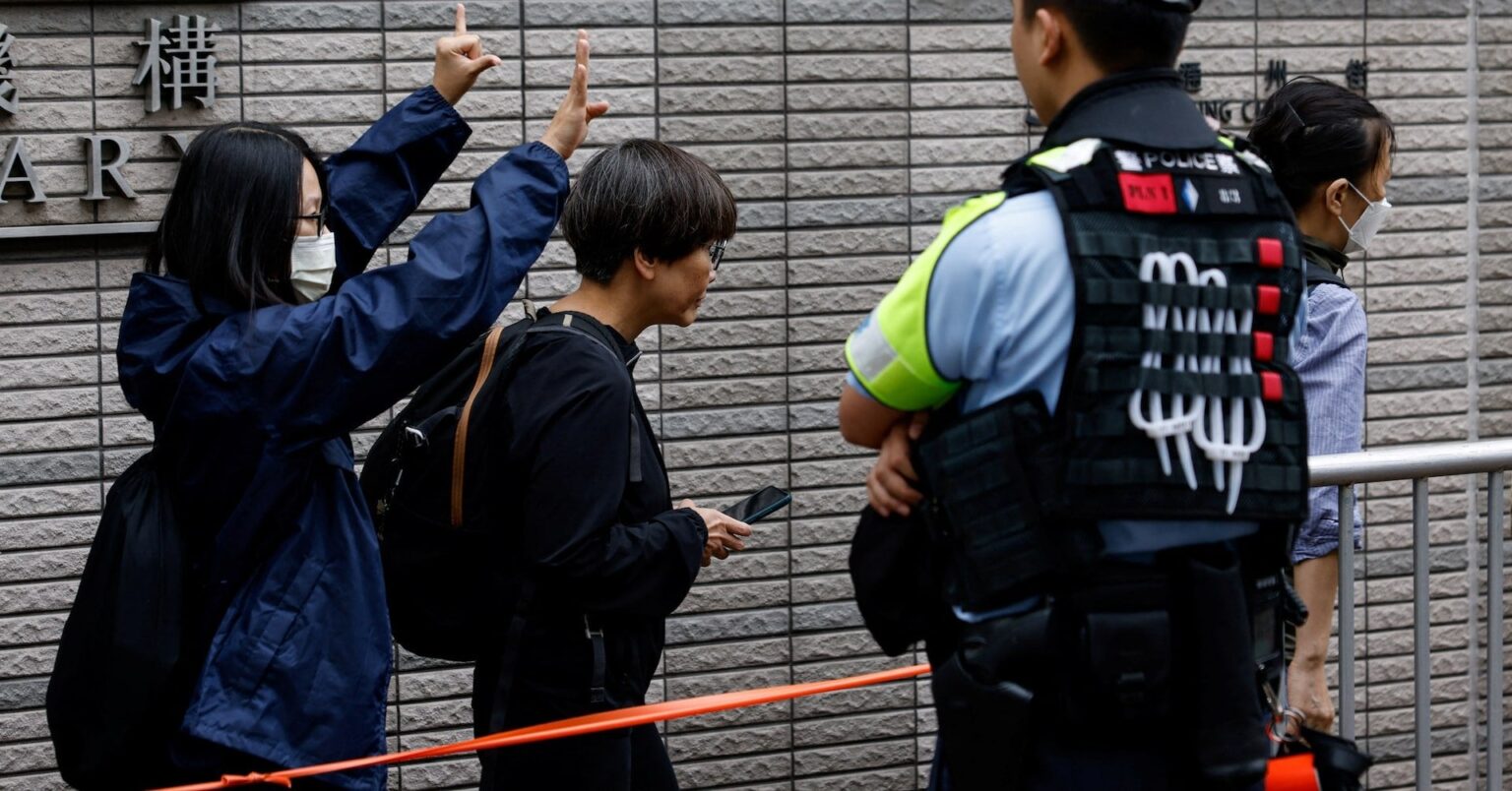 香港民主派14人、国安法違反で有罪判決 予備選巡り政府転覆共謀罪 - ロイター (Reuters Japan)