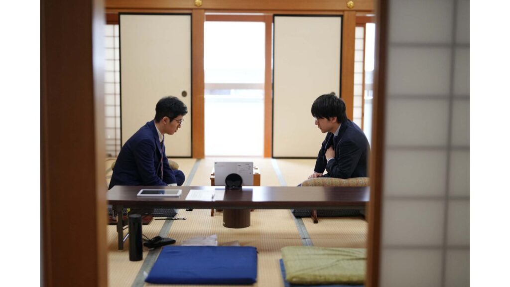 [竜王戦中継ブログ] コーヒー手に構想を練った両対局者、熟考を重ねバランスを取り合う中盤戦＜３組決勝・池永天志六段－本田奎六段＞
