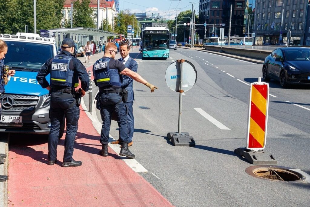 写真とビデオ | ペルテル・ペーテル・ペレ副市長は開いた下水管の穴を警備する警察官を叱責した