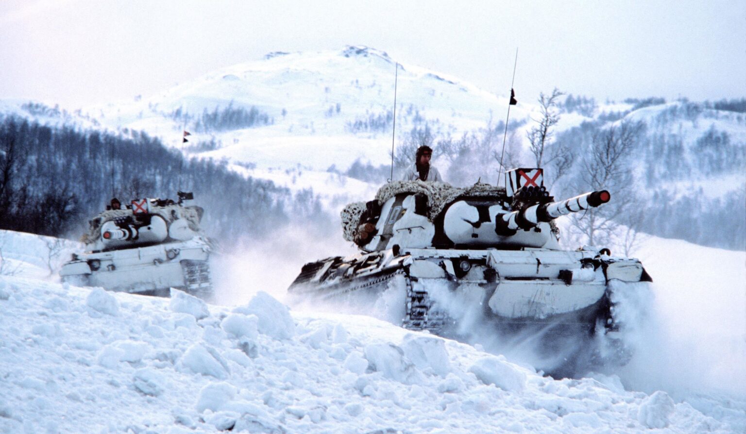 極北でのNATO演習中、深い雪の中を進むノルウェーのレオパルド1戦車
