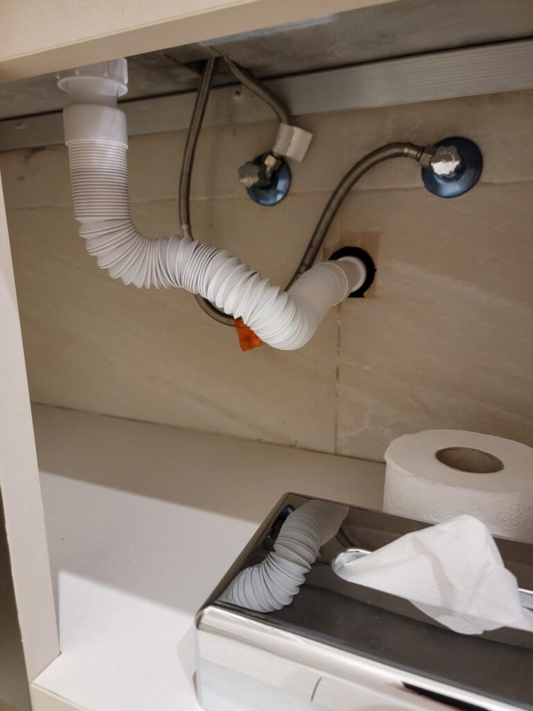 マルタのホテルではこれが普通の配管ですか？Pトラップはありませんか？部屋は下水のような臭いがします。