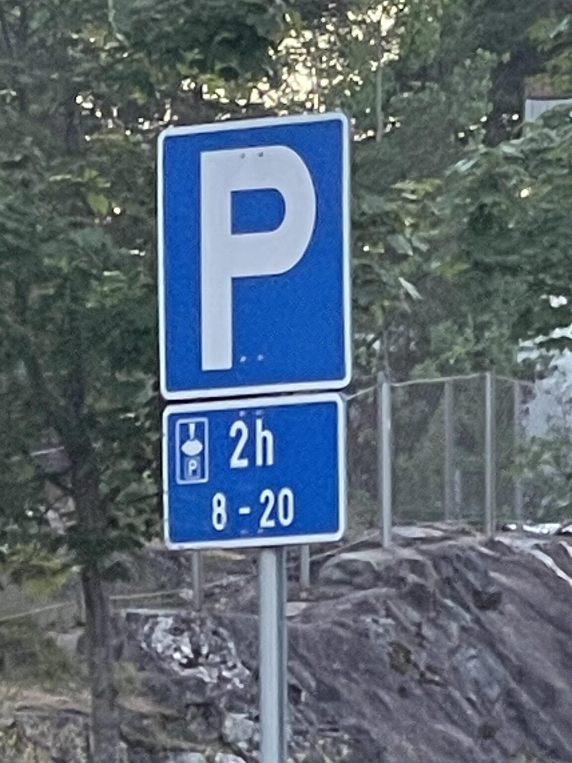 この駐車場では週末に無料で時間無制限に駐車できますか?