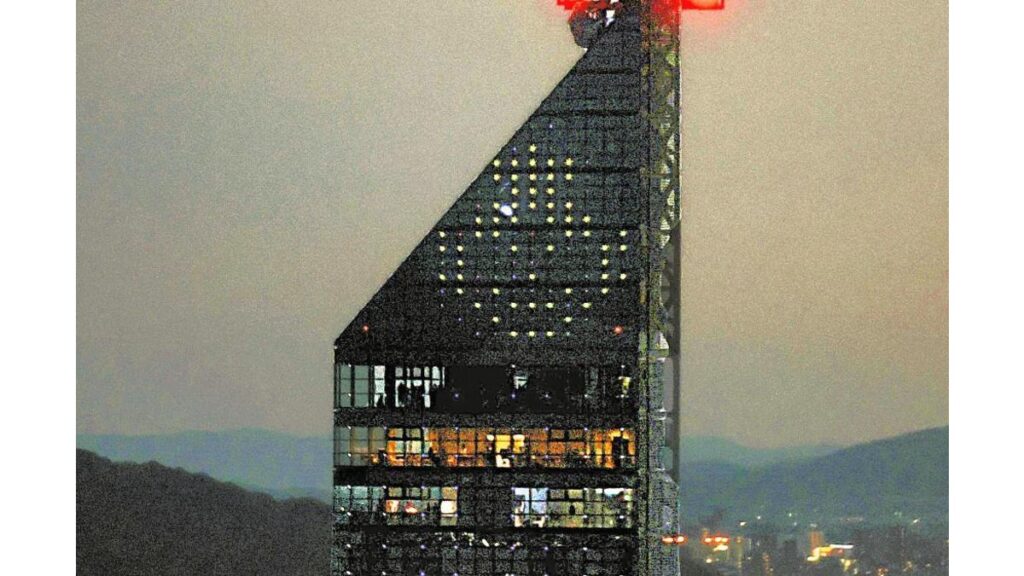 [ニュース] 福岡タワーにサザエでございま～す…地上１５０ｍの壁面にイルミネーション、２日まで