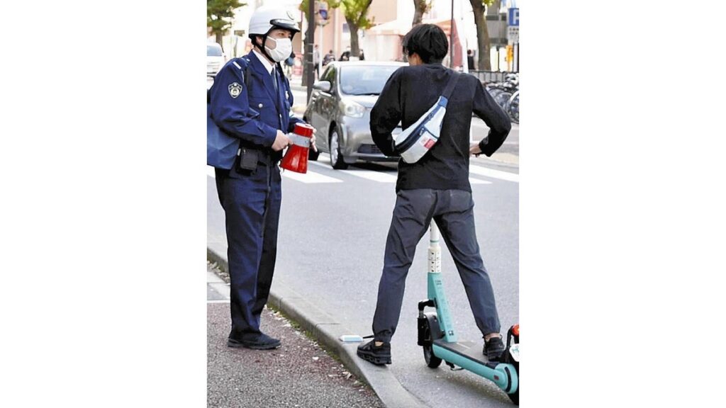 [ニュース] 「電動キックスケーター」交通違反の摘発相次ぐ…免許不要で利用者急増、飲酒運転で逮捕・停職処分も