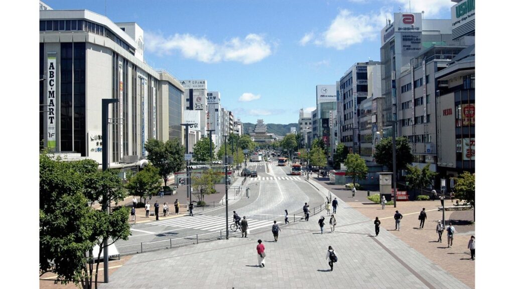 [社会] 「車」から「人」中心へ、歩きたくなるまちづくり広がる…歩道拡幅や広場整備に国交省が補助