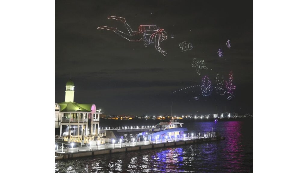 [社会] 夜空を泳ぐダイバーやクジラ…横浜・みなとみらいにドローンの「巨大絵」出現