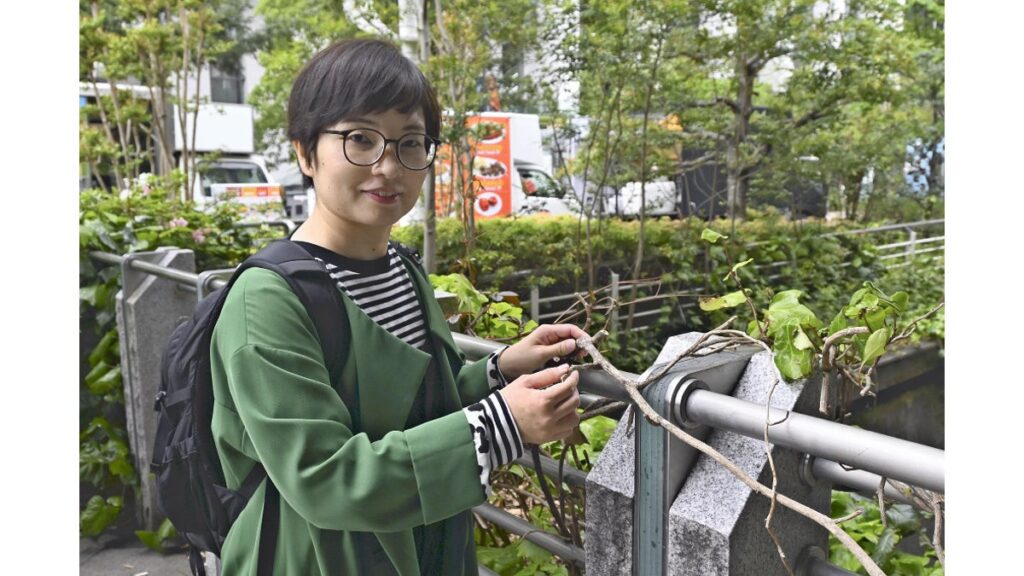 [社会] 「疲れ切っていた自分を癒してくれた」道ばたの植物、ＳＮＳで発信…しゃれた言葉で海外でも人気