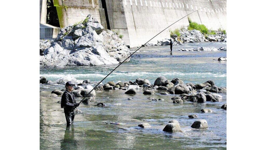 [ニュース] 宮崎県北流れる五ヶ瀬川などアユ漁解禁…「心待ちにしていた」膝近くまで川に入り「友釣り」