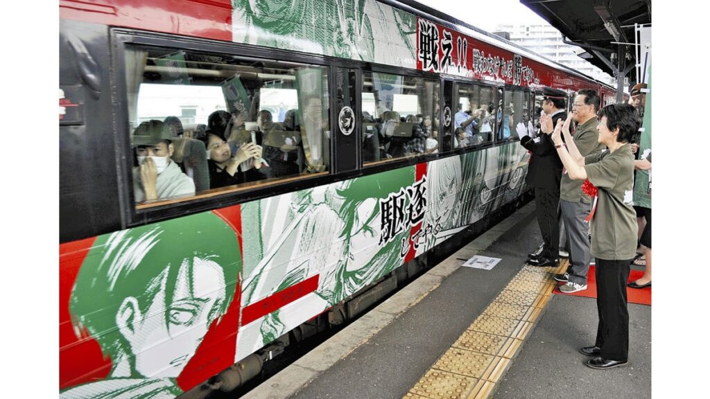 [ニュース] 「進撃の巨人」ラッピング列車、大分県のＪＲ日田駅で出発式…トンネルの入り口にも巨人のイラスト