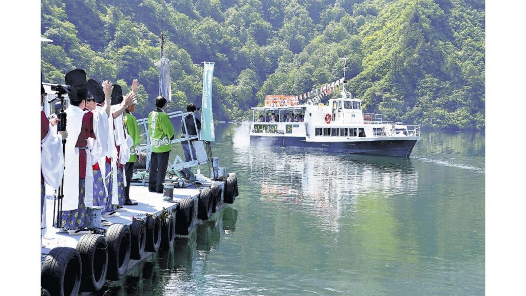 [経済] 尾瀬へは新潟から船で…旅立ちの地、魚沼・奥只見湖では「平安貴族」がお見送り
