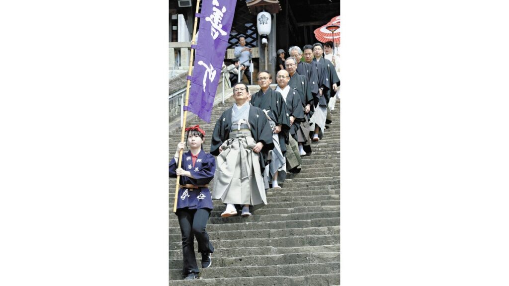 [ニュース] 長崎くんちの始まりを告げる「小屋入り」…踊町の出演者らが「長坂」通って神社を参拝