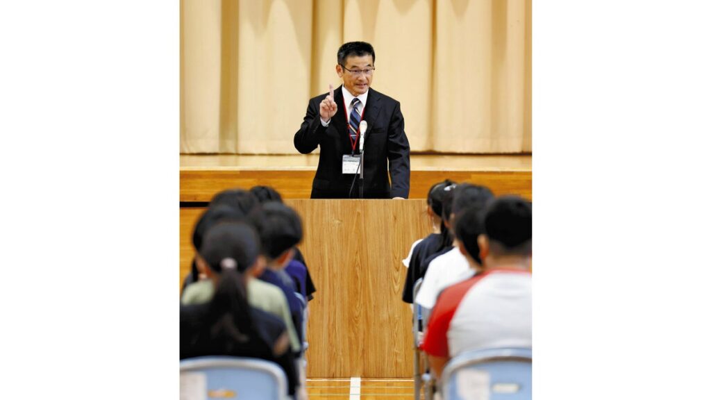 [ニュース] 「皆さんは自分の命と同じぐらい周りの人の命を大切にしていますか」集会で語りかける小学校校長