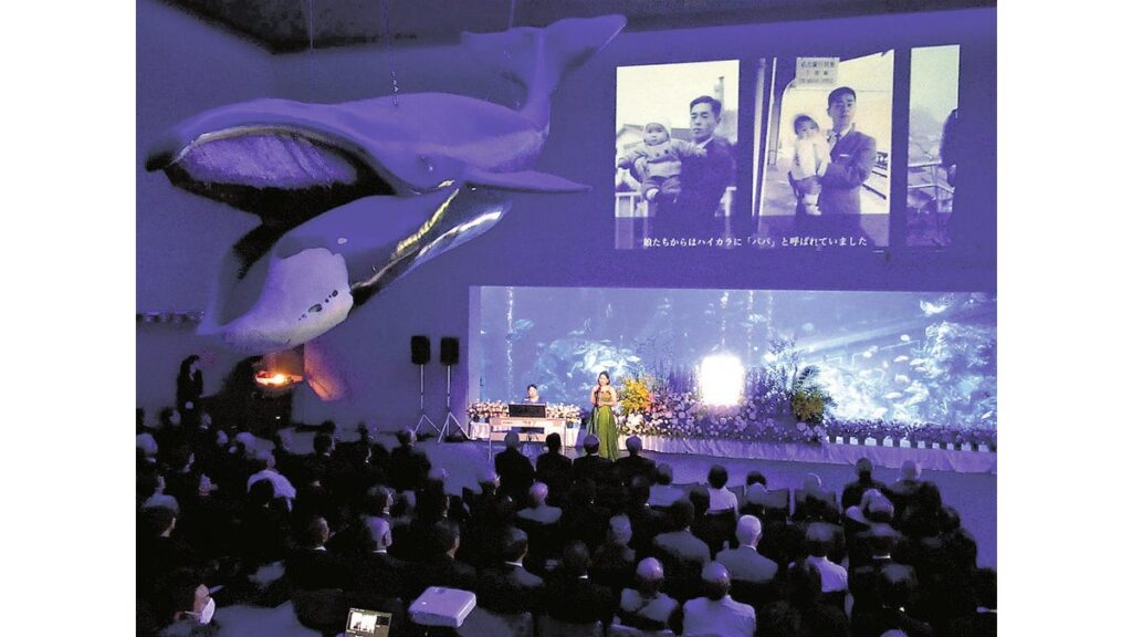 [ニュース] 大水槽前 名物館長しのぶ 鳥羽水族館中村さん お別れの会歌と映像で
