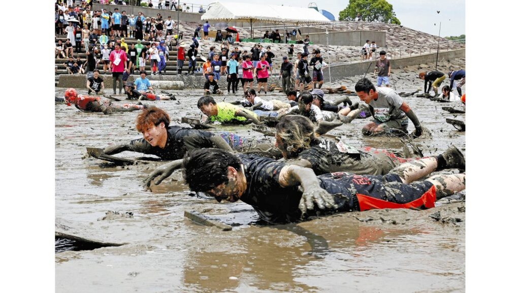 [ニュース] 有明海の干潟で「ガタリンピック」豪快に泥しぶき…「人間むつごろう」など９競技に声援
