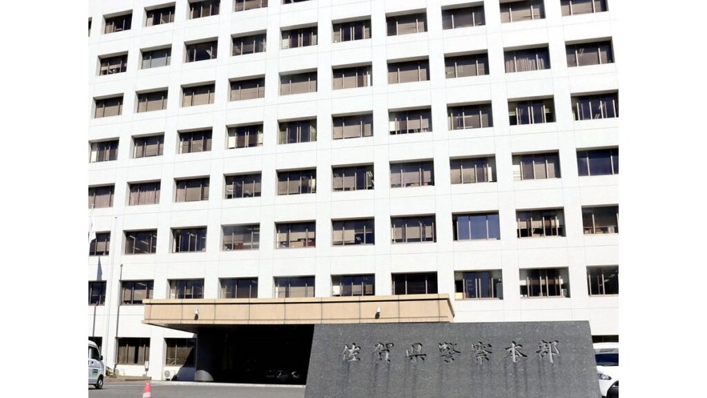 [ニュース] 女性巡査が拳銃の手入れのため弾を抜こうとして誤射、木製の机を貫通…佐賀県警