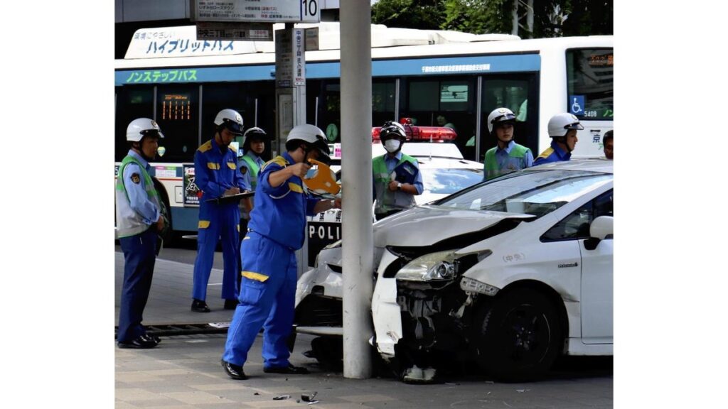 [社会] 千葉駅ロータリーの歩道にタクシー突っ込む…男女２人が巻き込まれ搬送